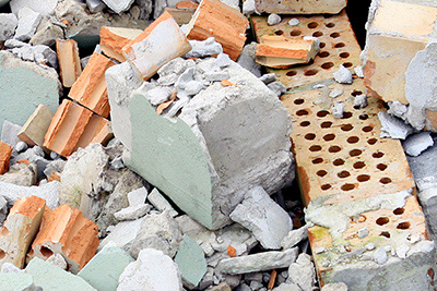 Haufwerk aus Ziegelsteinen, Betonbrocken und Fliesenscherben