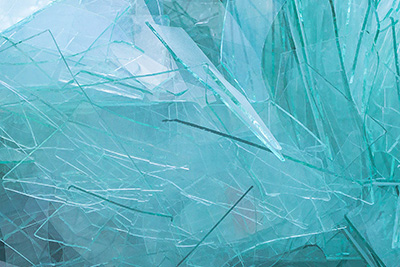 Zerbrochenes Glas und Glasscherben verschiedener Farben