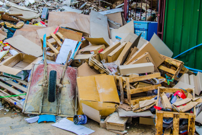 Gemischte Bauabfälle mit verschiedenen Materialien