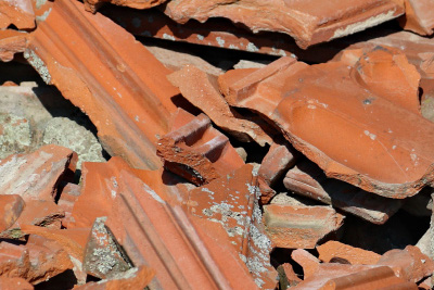 Rote Ziegelsteine und Mauerwerkstrümmer