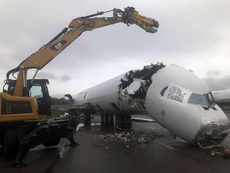 Demontiertes Flugzeug mit abgenommenen Tragflächen auf Betonboden