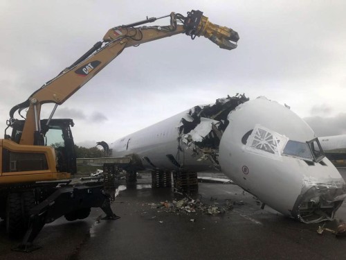 Demontiertes Flugzeug mit abgenommenen Tragflächen auf Betonboden