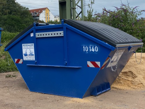 Blauer Absetzcontainer mit Deckeln
