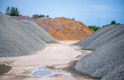 Große Haufwerke verschiedener Baustoffe - Sand, Kies und Schotter