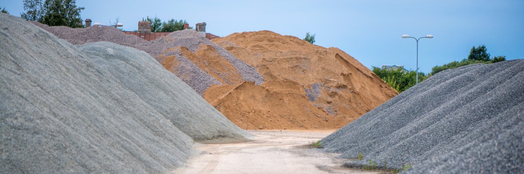 Große Haufwerke verschiedener Baustoffe - Sand, Kies und Schotter