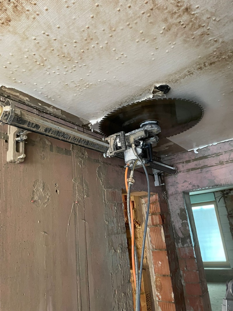 Gerader Schnitt durch dicke Betonwand mit präziser Führung