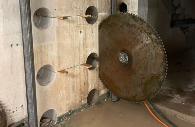 Diamantsäge schneidet durch eine Betonwand mit Funkenfug