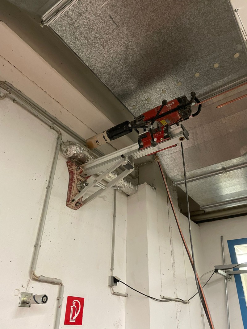 Nahaufnahme einer rotierenden Diamantscheibe beim Schneidvorgang