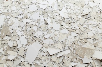 Weiße Gipsplatten und Trockenbauelemente als Bauschutt