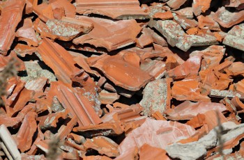 Rote Ziegelsteine und Mauerwerkstrümmer