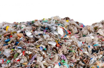 Bunte Kunststoffabfälle und Plastiktrümmer