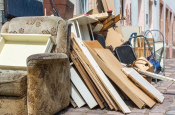 Sperrmüllhaufen mit Möbeln, Haushaltsgeräten und Elektroschrott