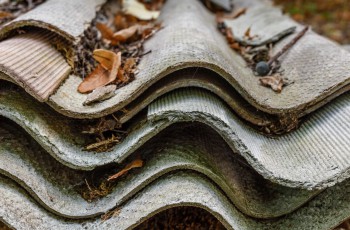 Zerbrochene Asbestplatten und -schindeln als gefährlicher Abfall