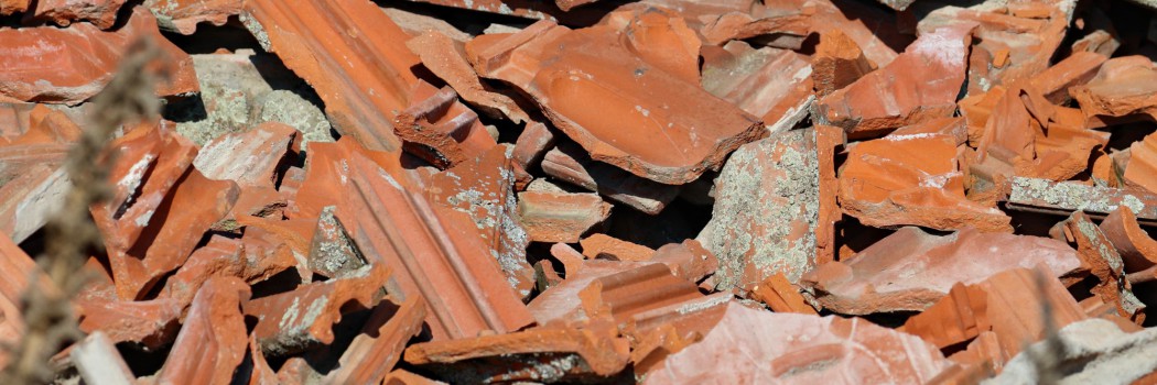 Rote Ziegelsteine und Mauerwerkstrümmer