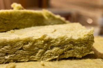 Gelbe Mineralwolle-Dämmung als problematischer Baustoff