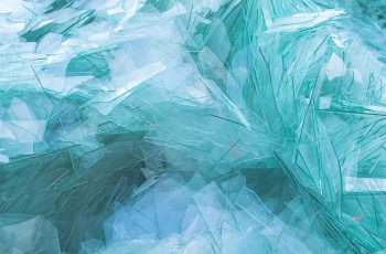 Zerbrochenes Glas und Glasscherben verschiedener Farben