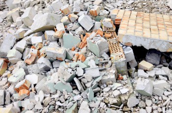 Haufwerk aus Ziegelsteinen, Betonbrocken und Fliesenscherben